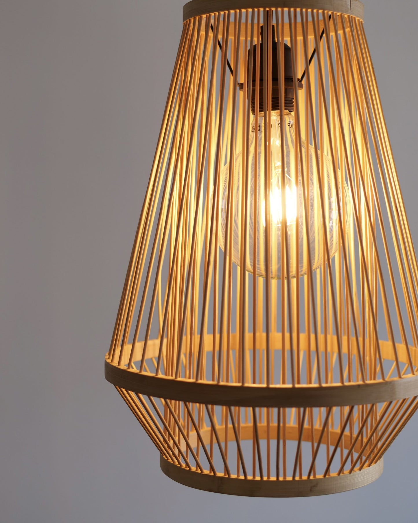 Бамбукова лампа. Продълговата бамбукова лампа за интериор. Направена за оачакване от таван.
